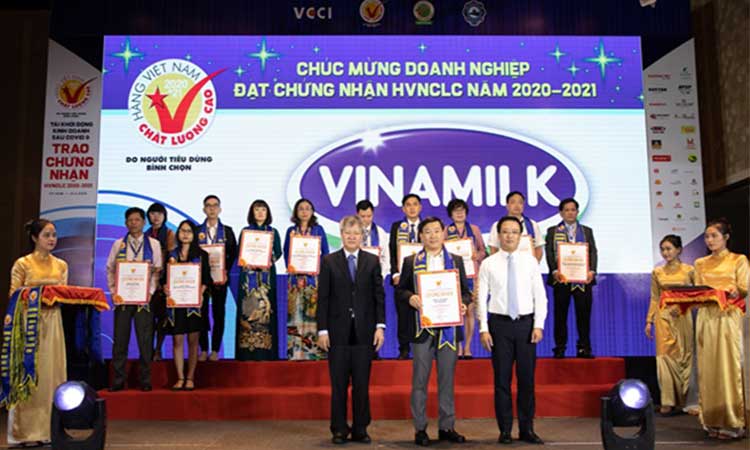 Công ty Vinamilk nhận Giấy chứng nhận hàng Việt Nam chất lượng cao lần thứ 24.